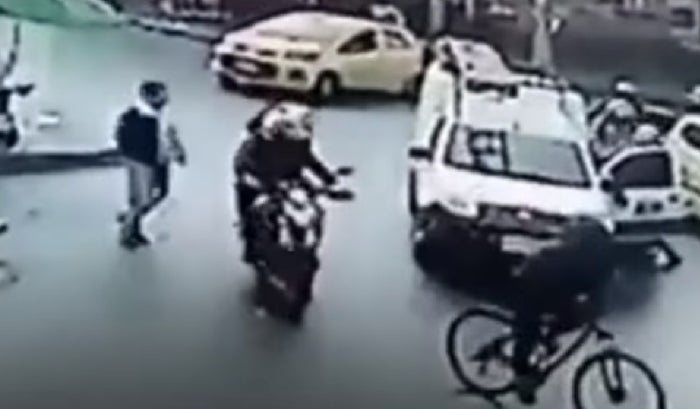 Motociclista golpea salvajemente a anciano hasta dejarlo mueco