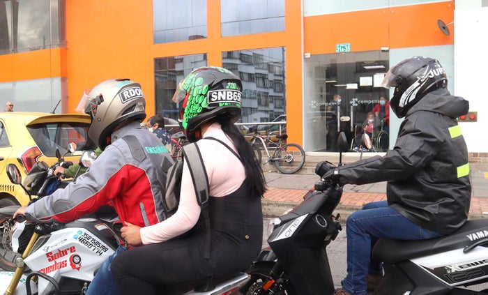 Motociclistas en Bogotá - cascos