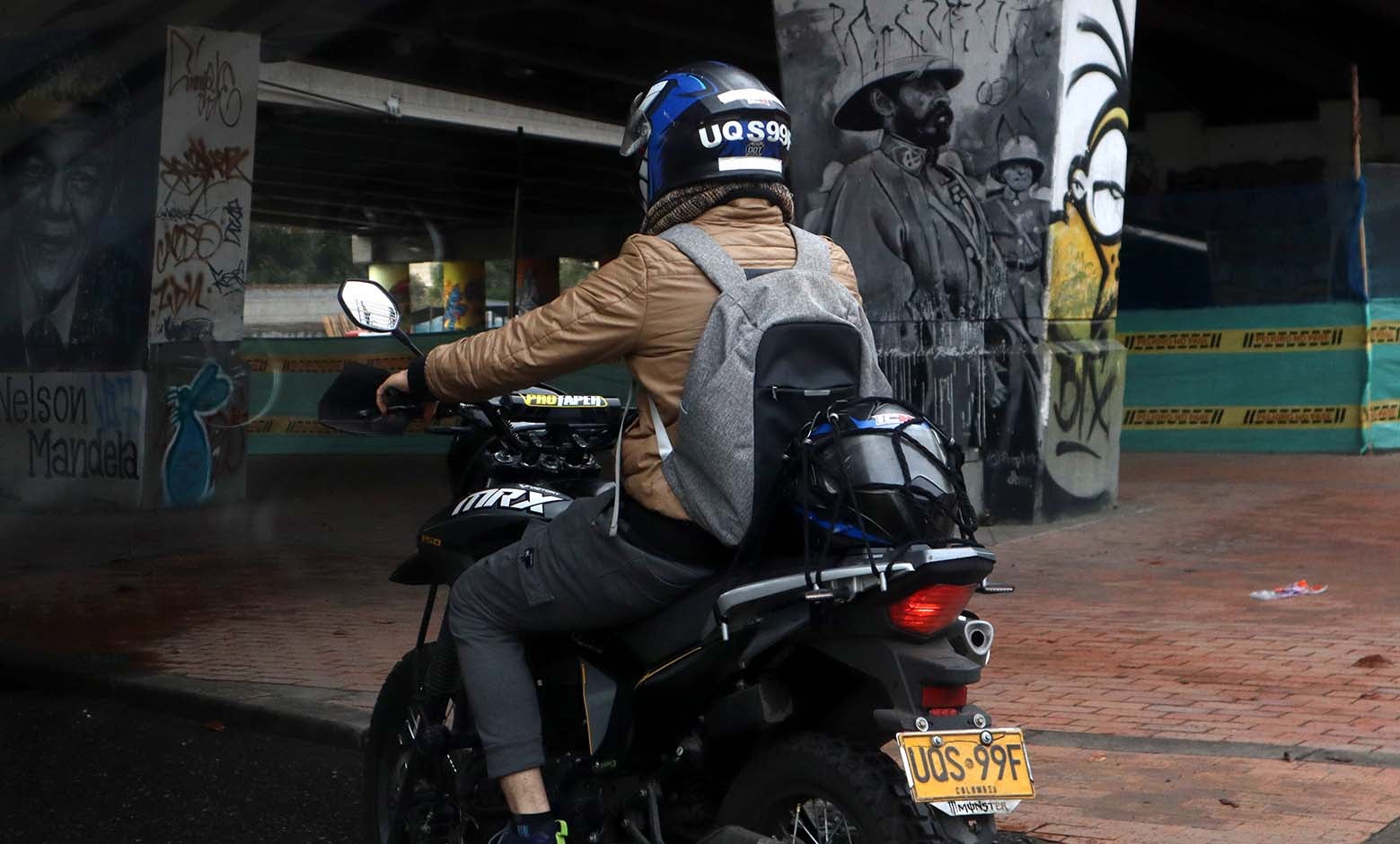 Motociclistas deben llevar la placa en el casco que sea clara