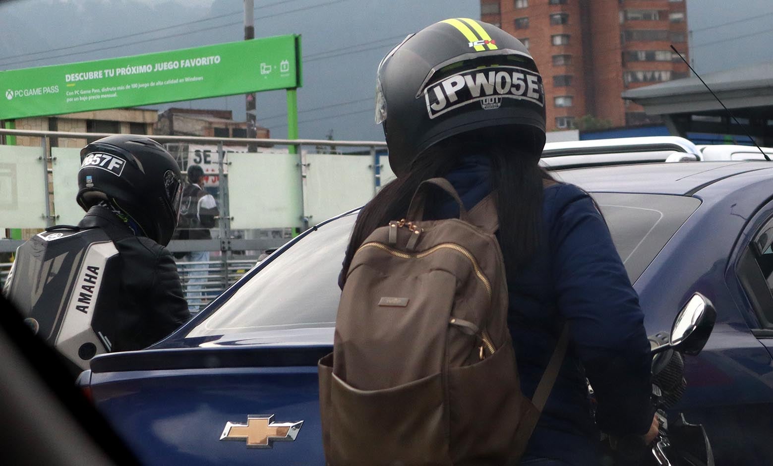 Motociclistas deben llevar la placa en el casco que sea clara