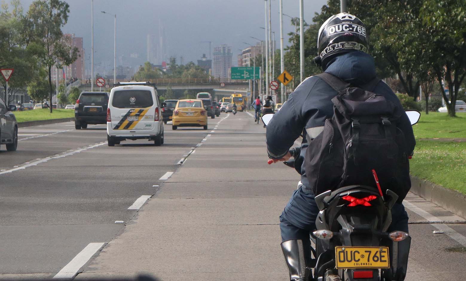 Motociclistas deben llevar la placa en el casco que sea clara