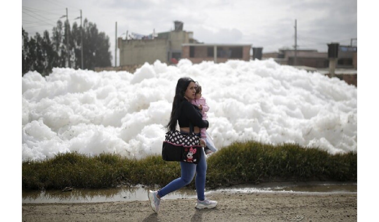 Mujer caminando al lado de espuma