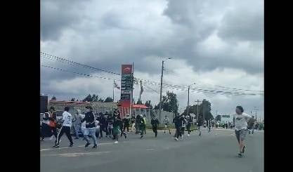 Barristas hicieron de las suyas y armaron riña en la variante Chía- Cota