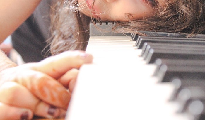 Padre mató a su hija a punta de golpes contra un piano