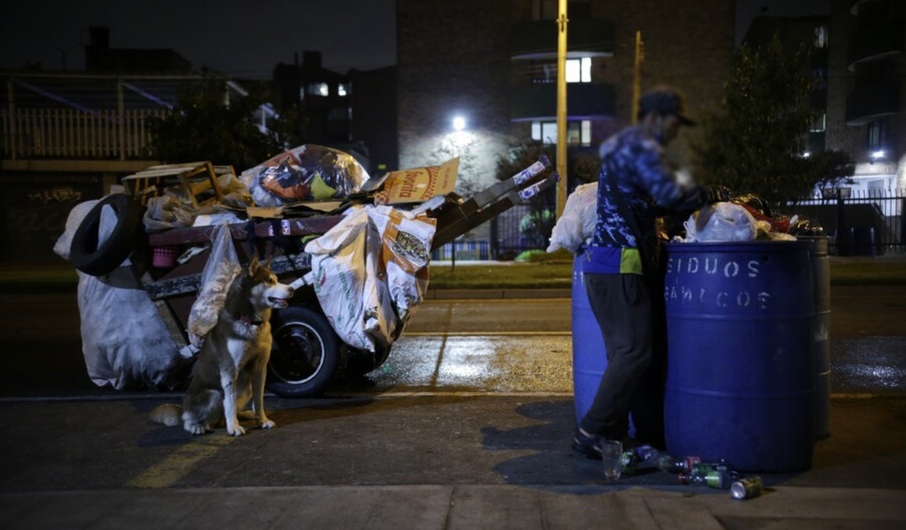 Habitantes de calle escarban en la basura
