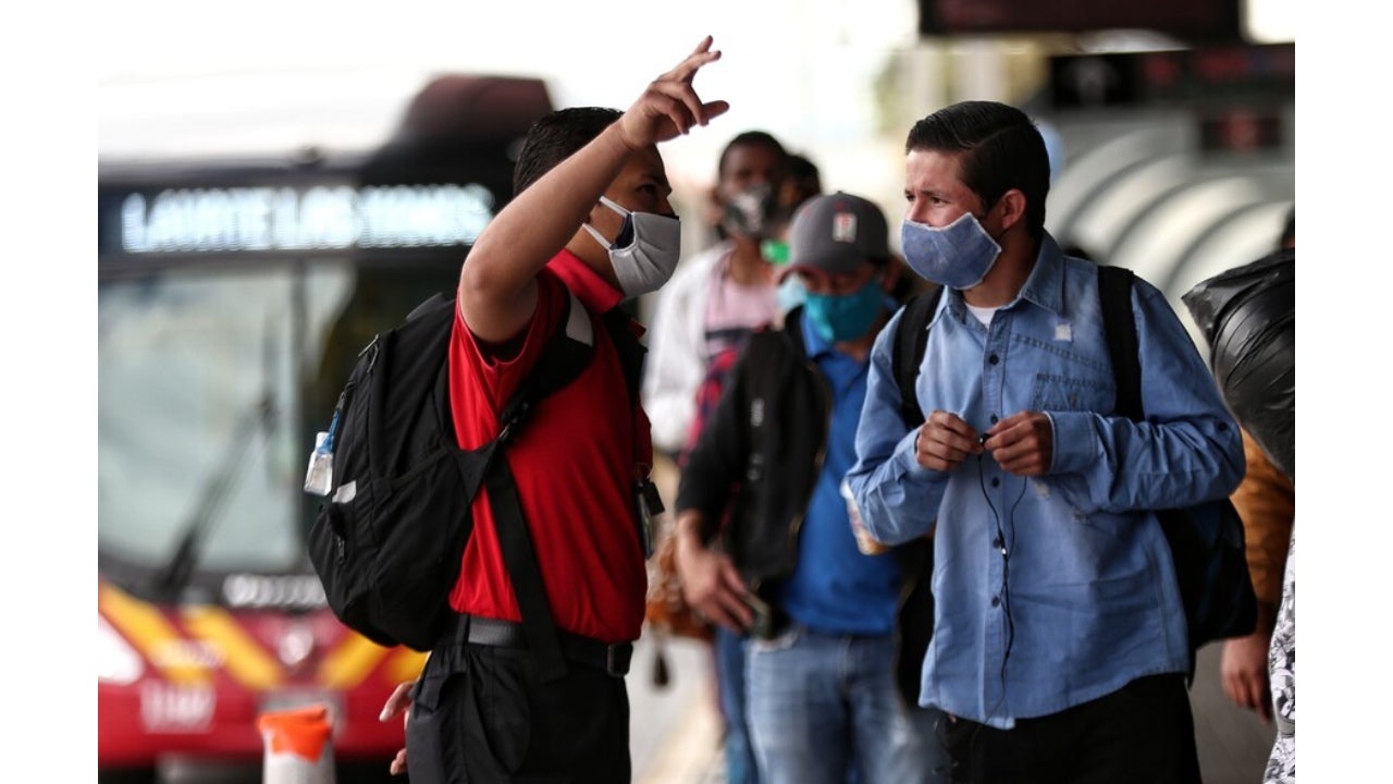 Hombre indicando en Transmilenio