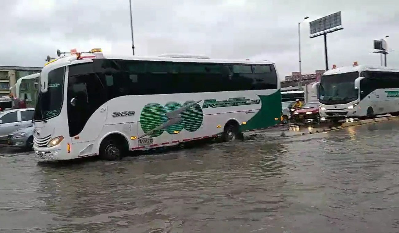 Caos en la Autopista Norte por inundaciones