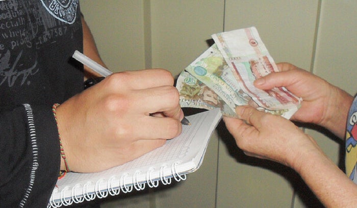 Cómo funcionan los gota a gota y que riesgos corre