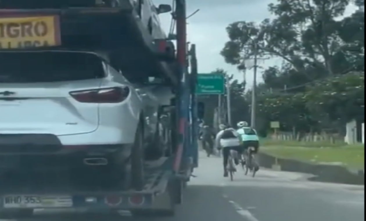 Niñera casi arrolla a ciclistas