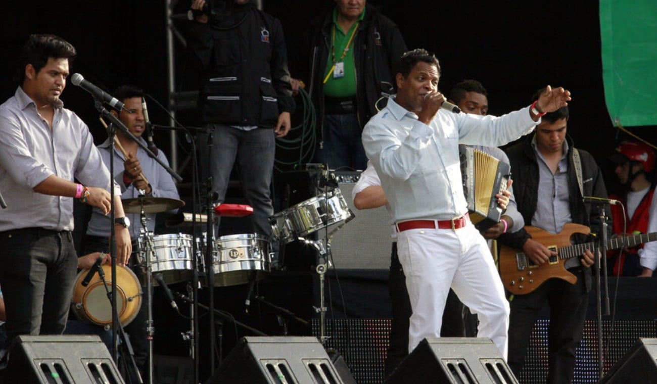 Omar Geles nació en 1967 y canta, compone e interpreta el acordeón.