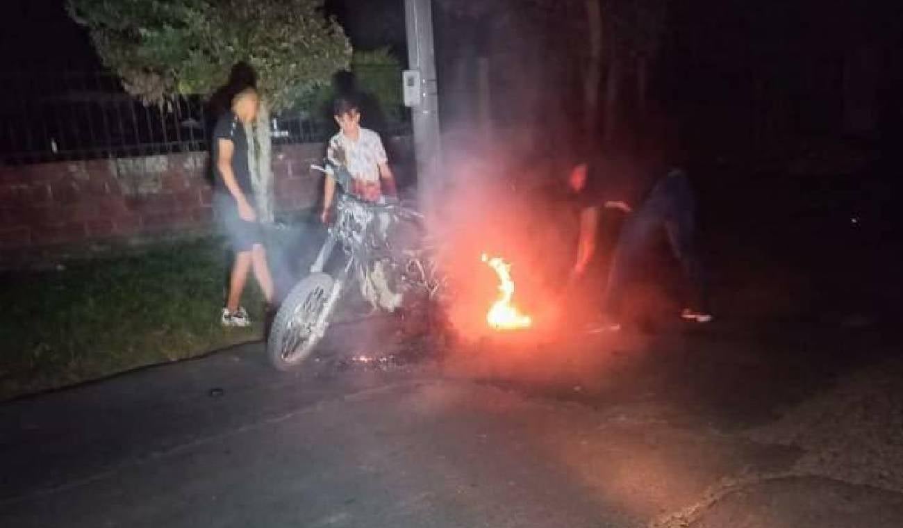Tres motos fueron quemadas