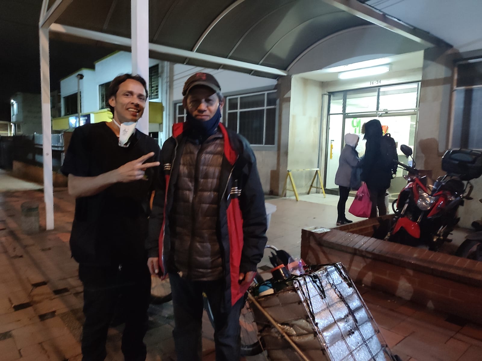 Emilio Luna, el tintero que ‘calienta’ las noches de Bogotá sobre una bicicleta