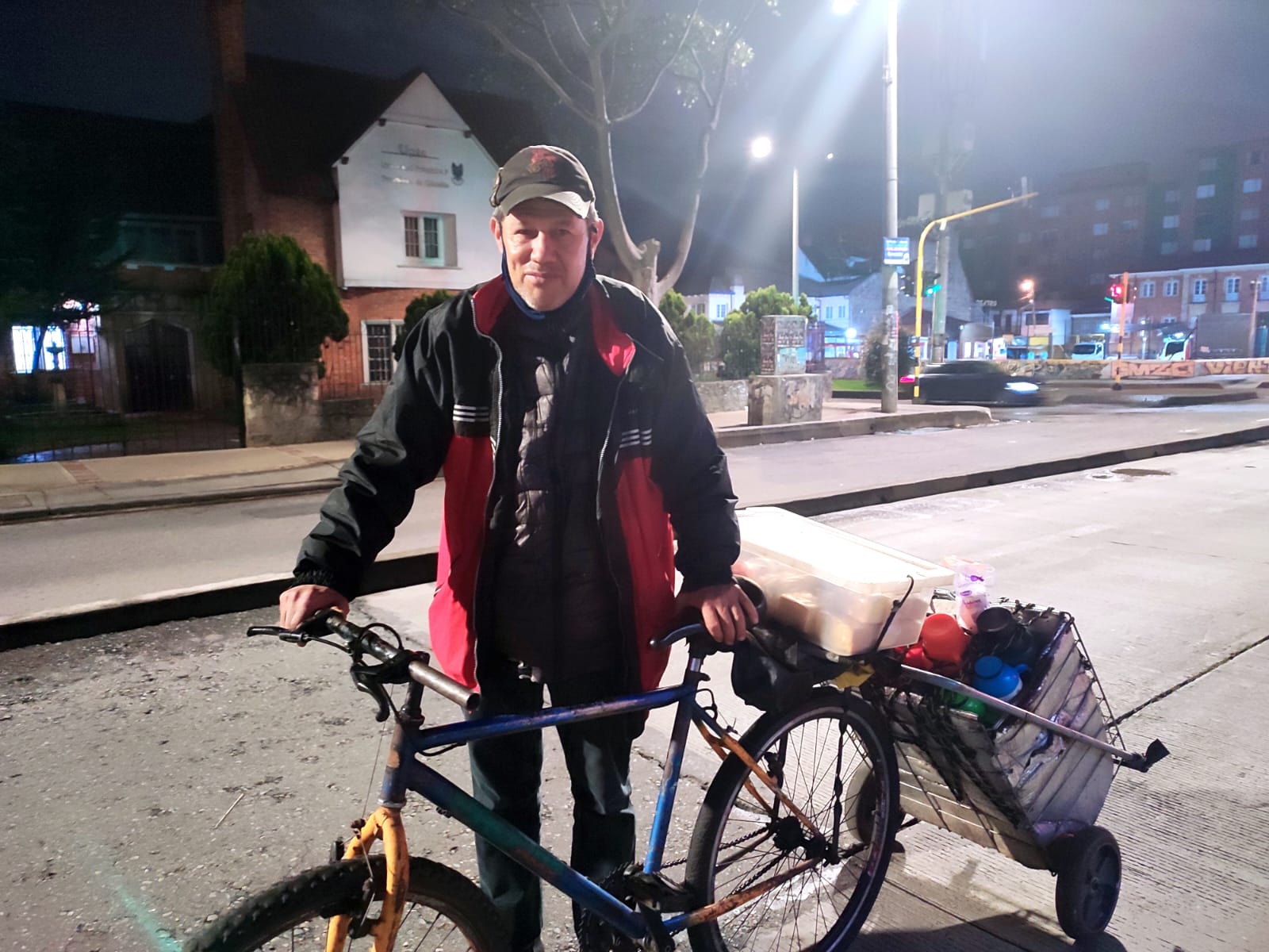 Emilio Luna, el tintero que ‘calienta’ las noches de Bogotá sobre una bicicleta