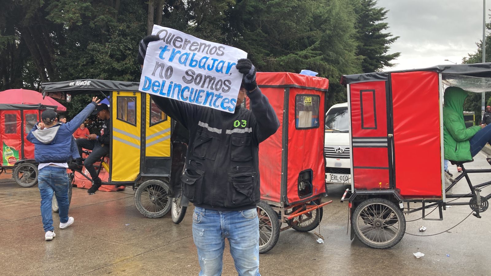 'Nos caen como si fuéramos delincuentes': Bicitaxistas que protestaron en Suba