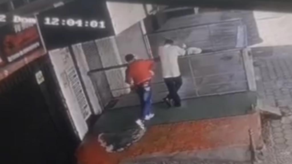 [Video] Delincuente le pegó un “rocazo” a un ciudadano para robarle el celular