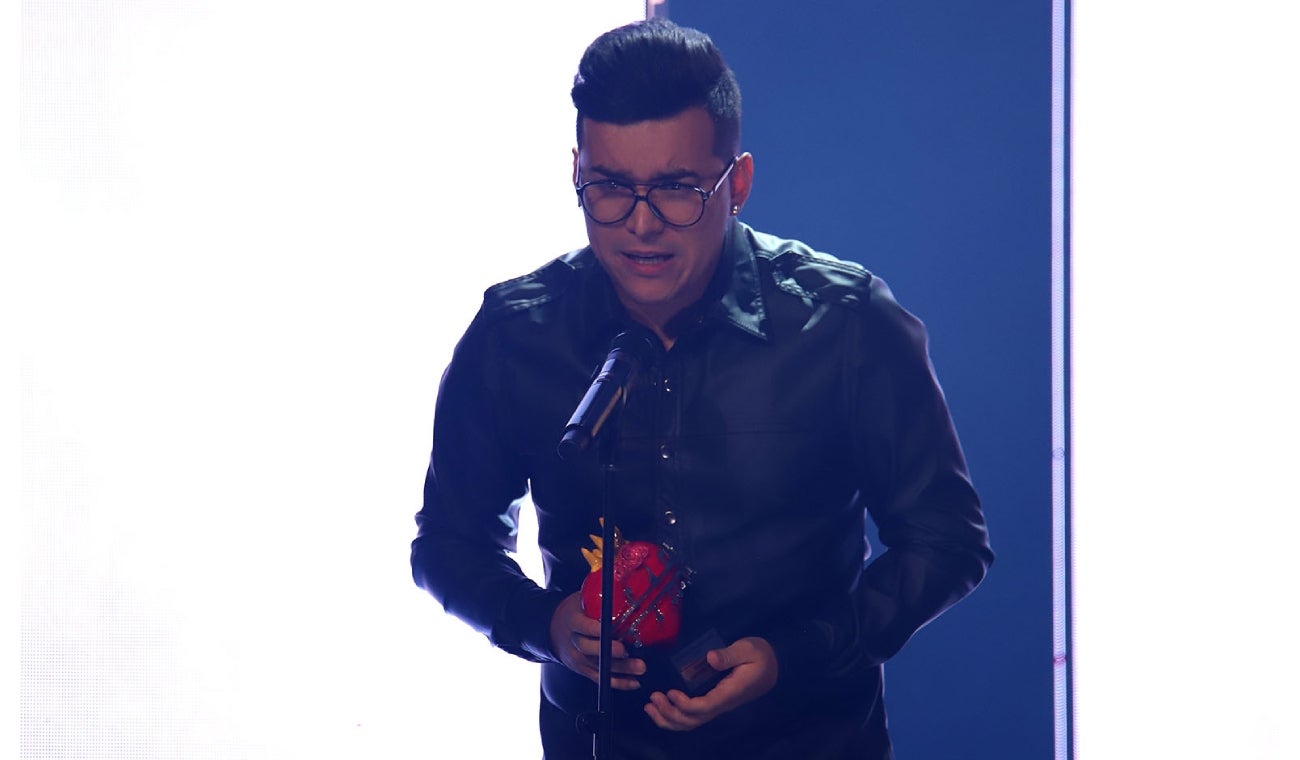 Yeison Jimenez al recibir su Premio Nuestra Tierra 2022