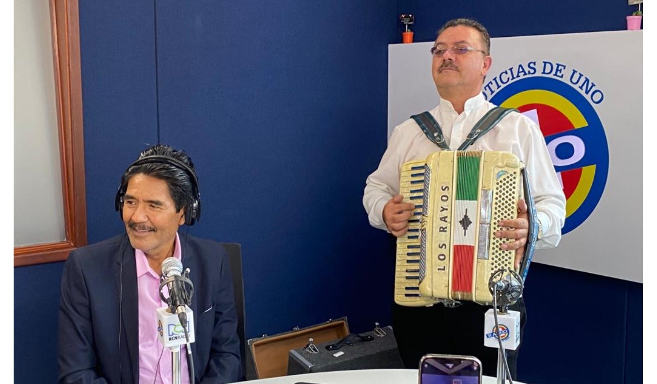 Chuy Luviano, de Los Rayos de México, en la cabina de Radio Uno