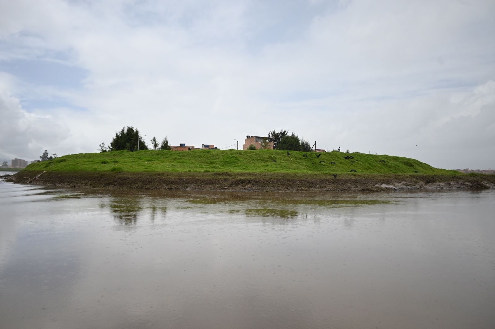 Con maquinaria se removerán puntos críticos de deslizamientos en municipios de la cuenca baja del río Bogotá