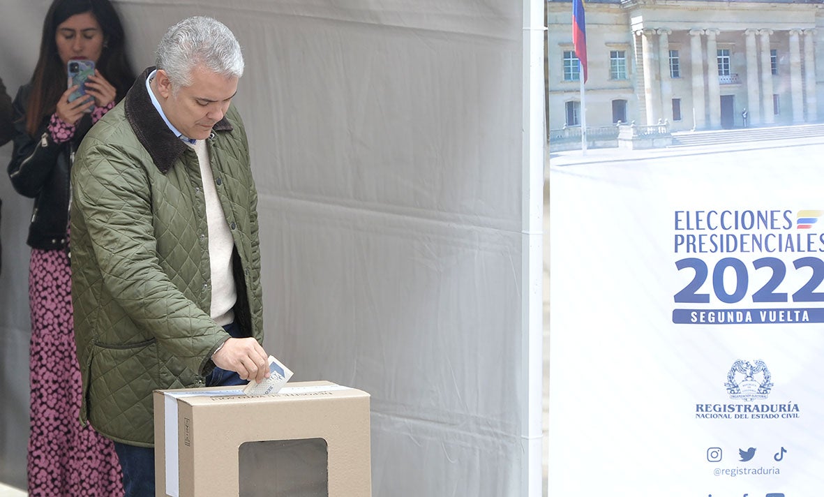 Iván Duque votando