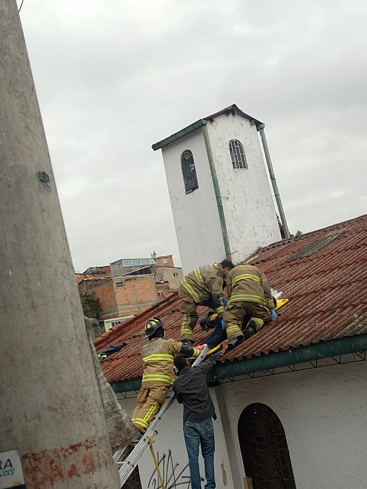 Bomberos auxilian a mujer en el tejado