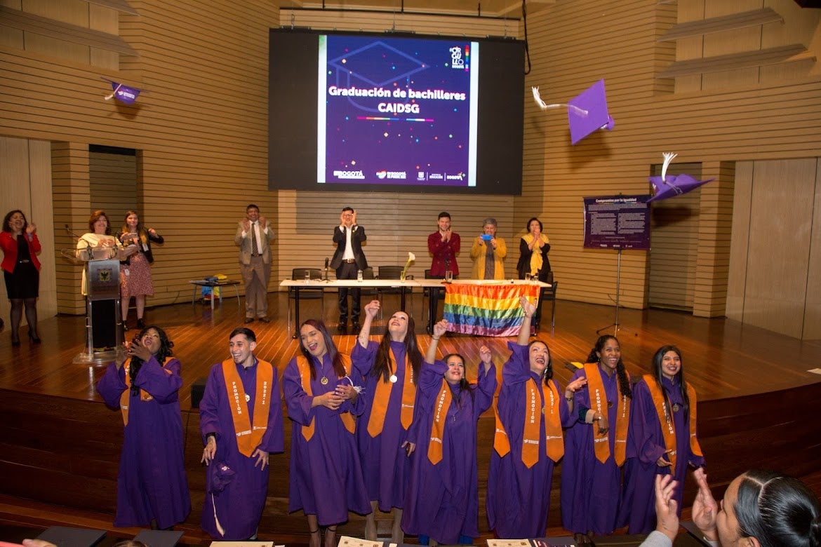 Mujeres transgénero cumplen su sueño de ser bachilleres