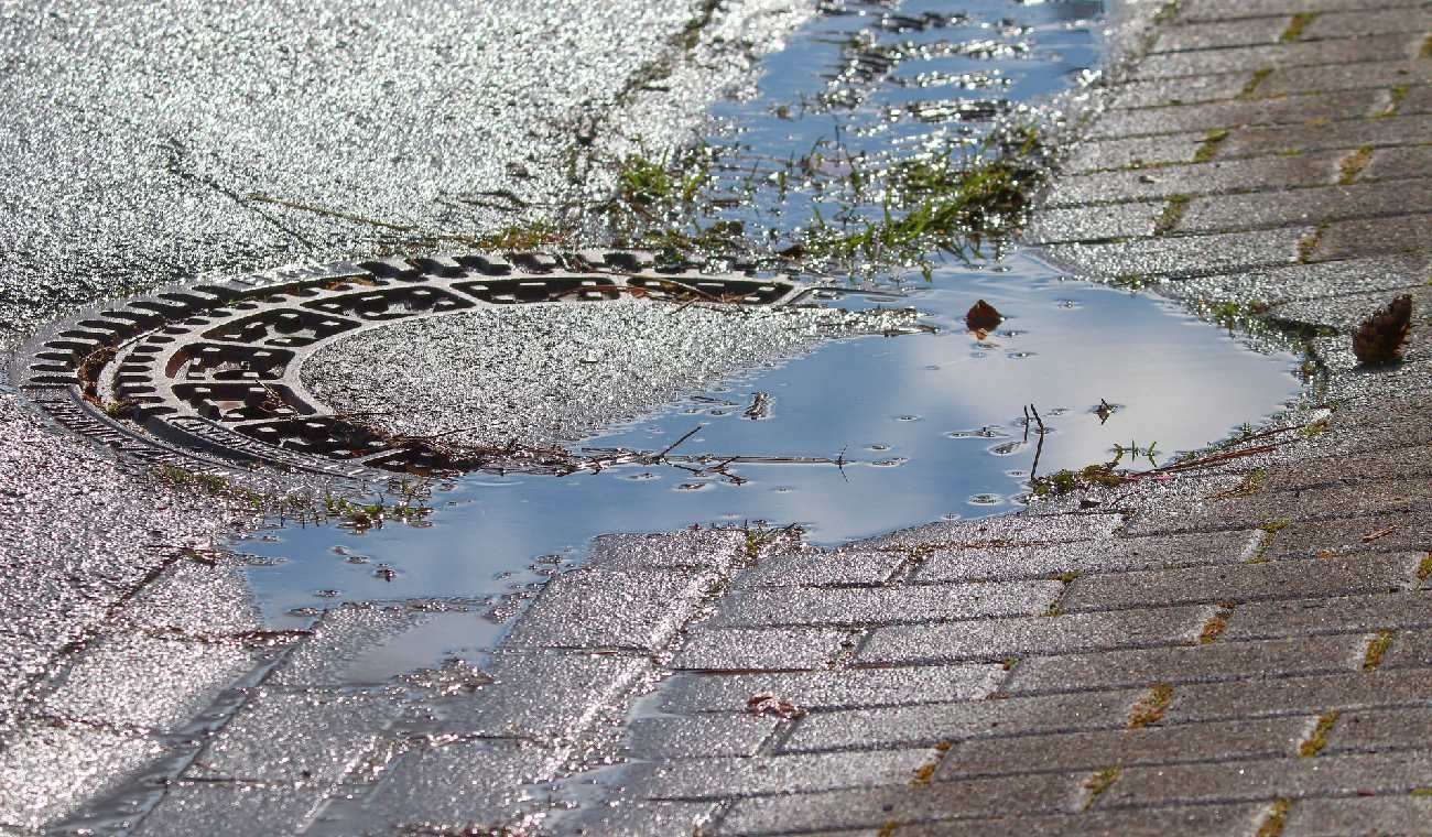Niño aparece vivo en una alcantarilla