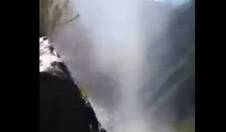 Cascada donde el agua va hacía arriba