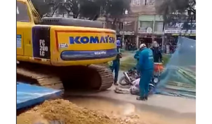 Maquina aplastó la pierna de una motociclista