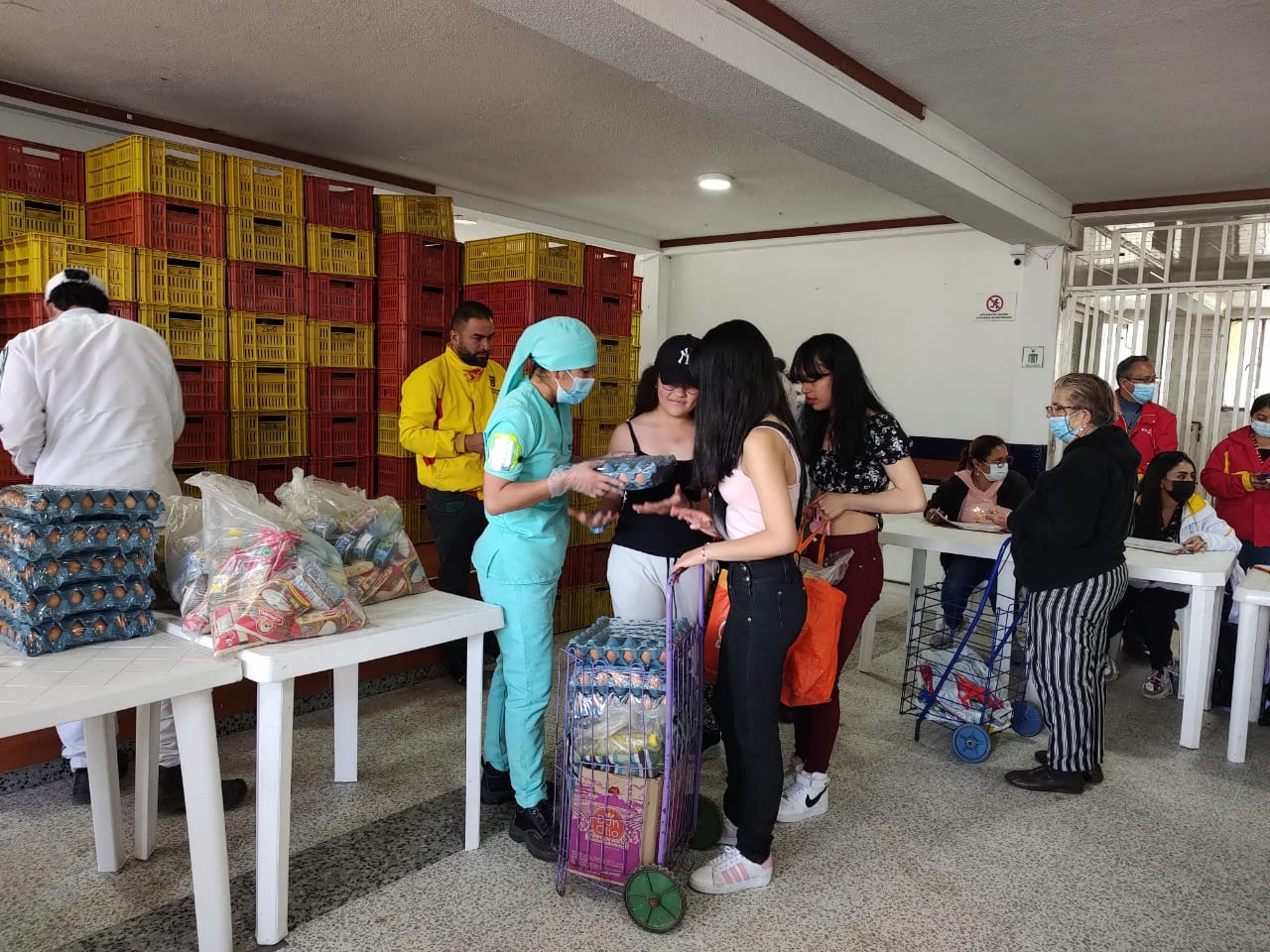 Tras cierre temporal de comedores comunitarios, Distrito entrega mercados