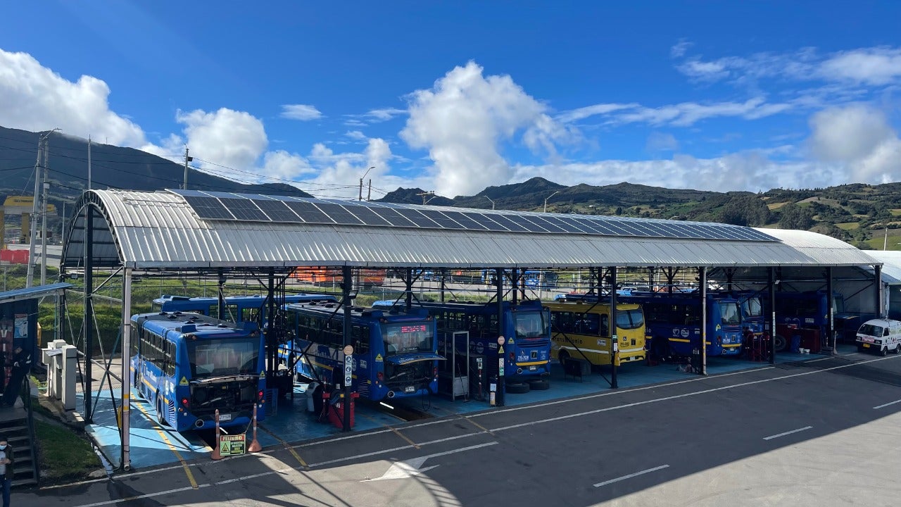 Patio Taller de Usme estrena 120 paneles solares