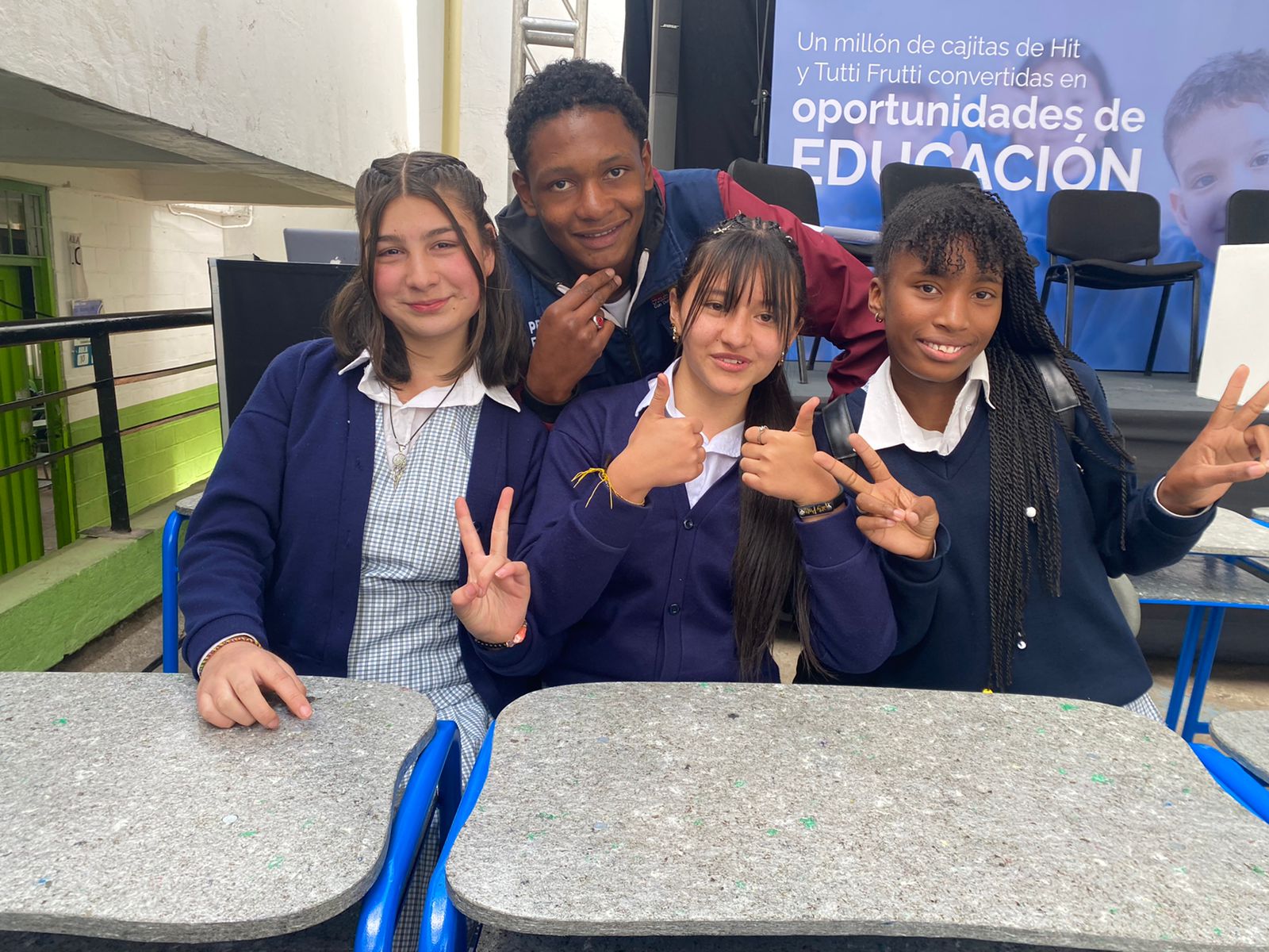 Estudiantes de Soacha tendrá nuevos pupitres ecológicos gracias a la alianza de Postobón y Subway