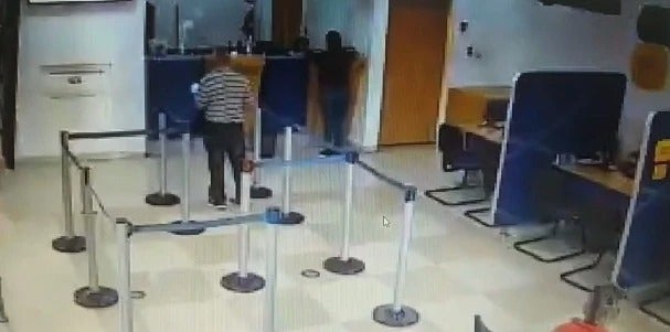 La víctima habría retirado la suma de dinero en otra entidad bancaria y al parecer, fue seguido por los delincuentes.