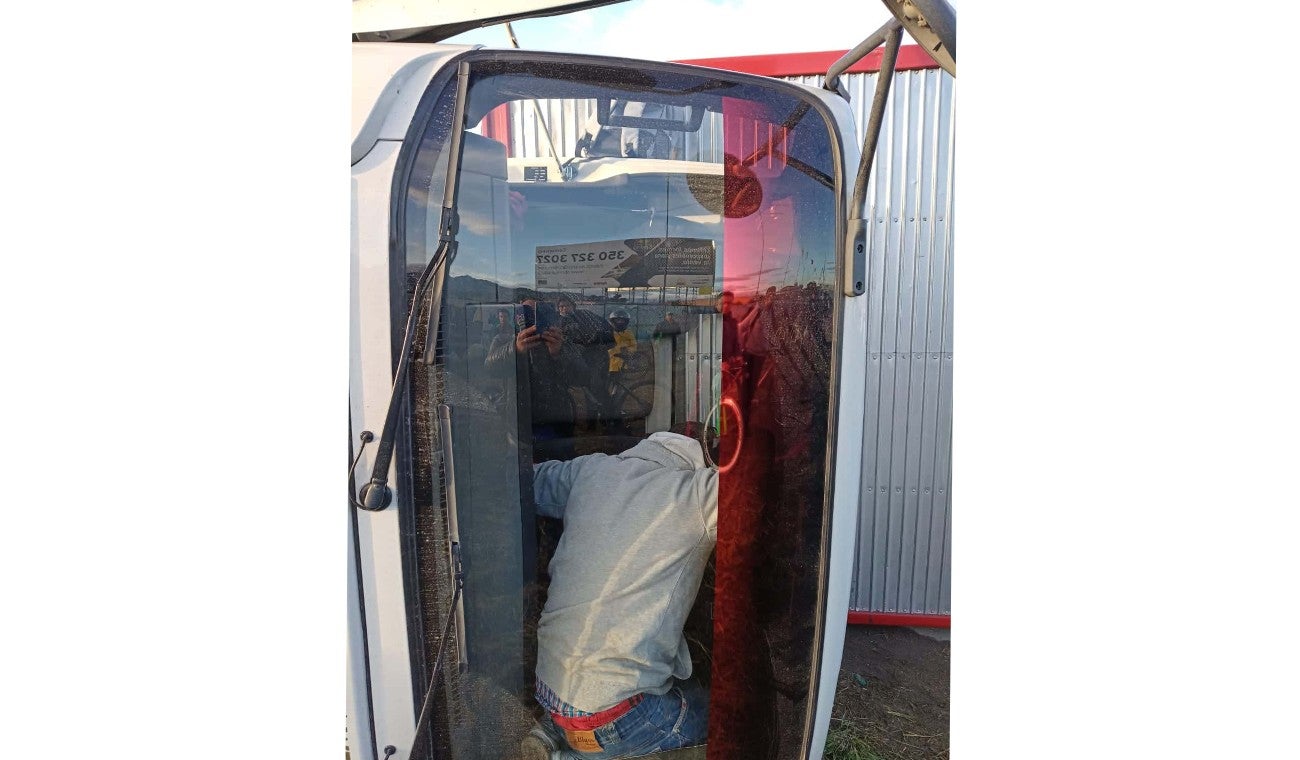 Camión volcado en la Calle 80