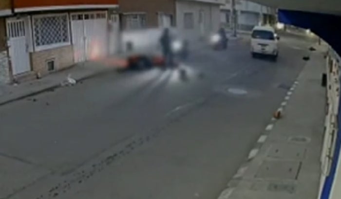 Conductor atropelló a motoclista y huyó