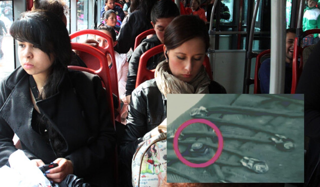 Hombre con cámara en el zapato