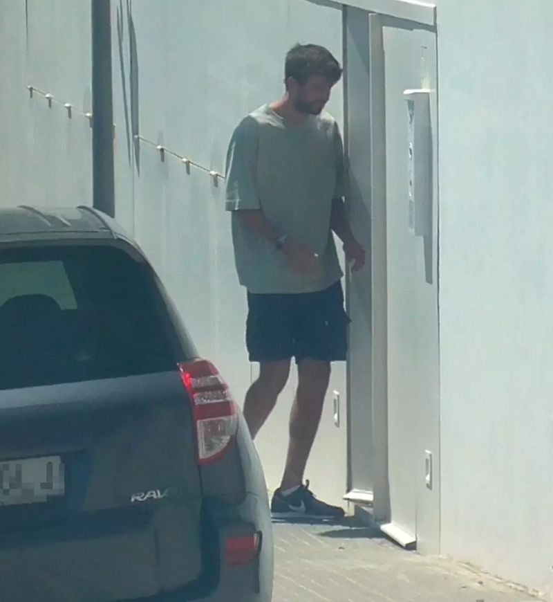 Piqué esperando en la puerta