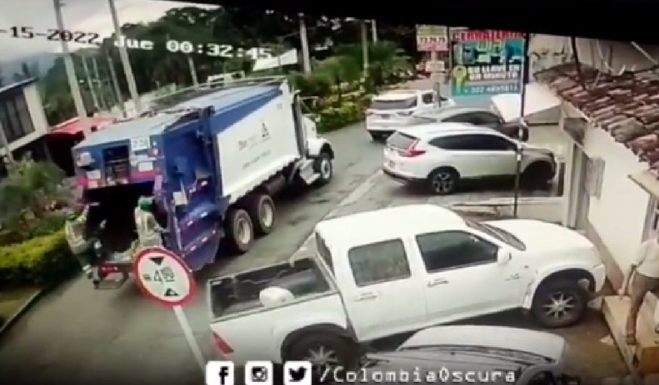 Camión de la basura se hundió