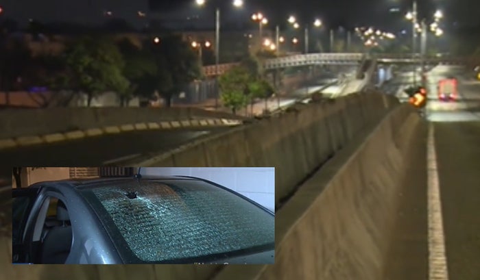 Carro afectado por el deterioro de puente en la calle 80