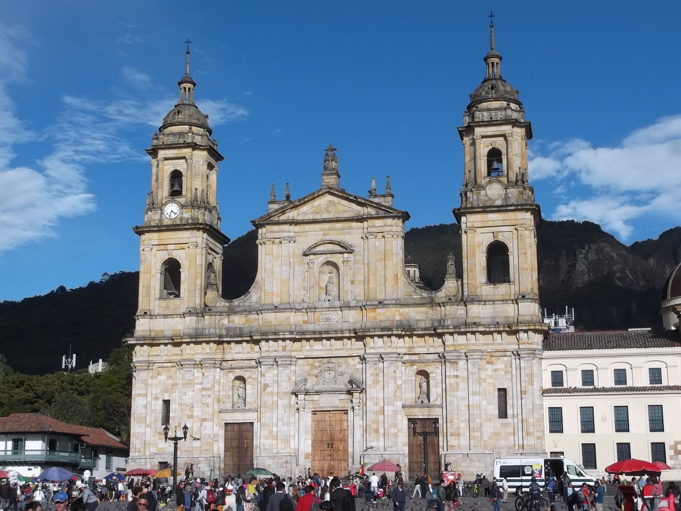 Arzobispo de Bogotá denuncia también las pintura con mensajes violentos