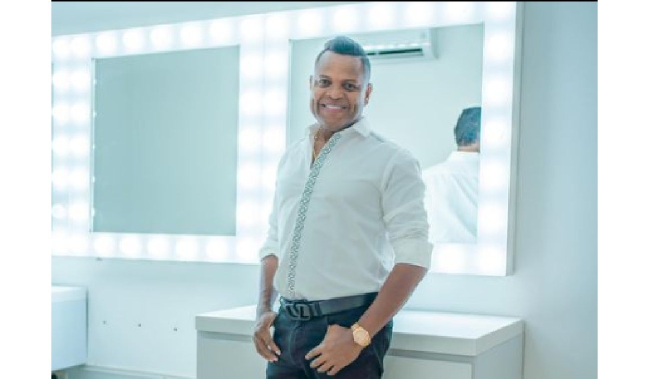 Omar Geles vestido de blanco