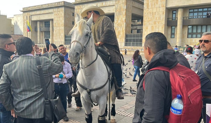 Senador lleva caballo al Senado de la República