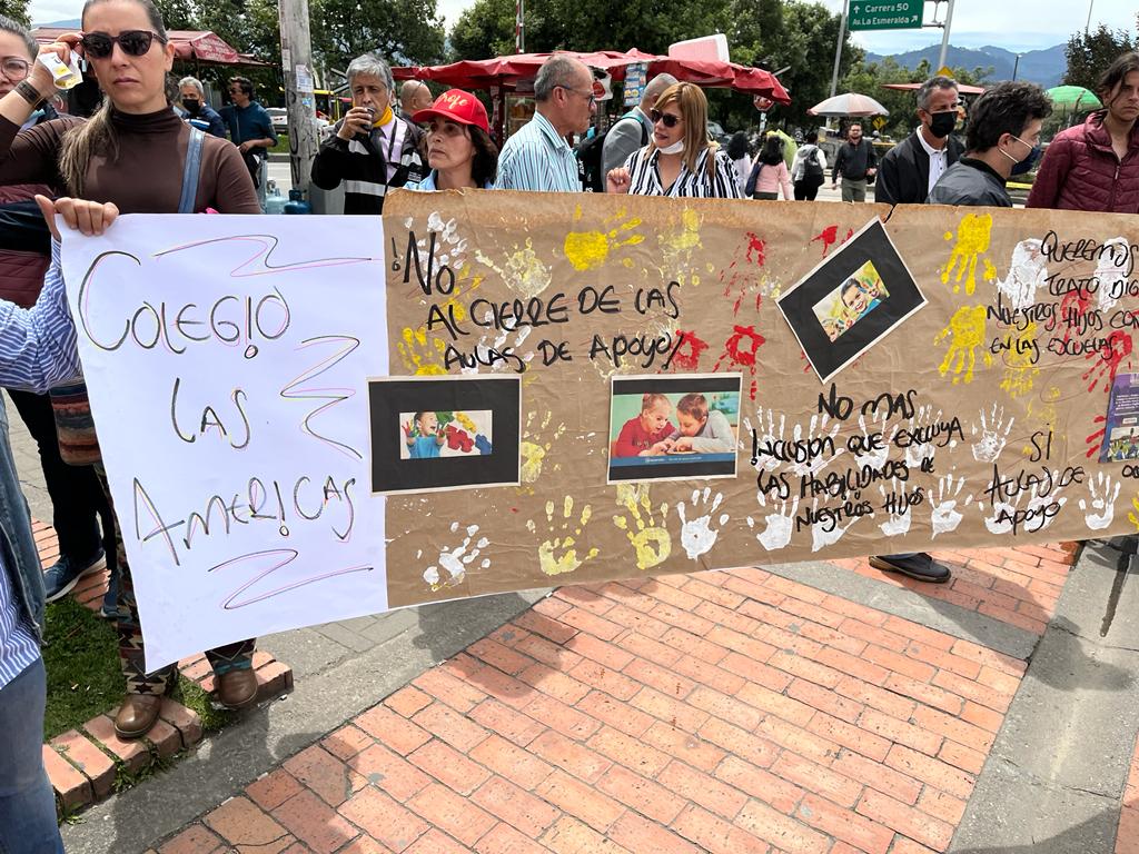 Con pancartas los padres de familia mostraron su preocupación por la falta de educación para los niños.