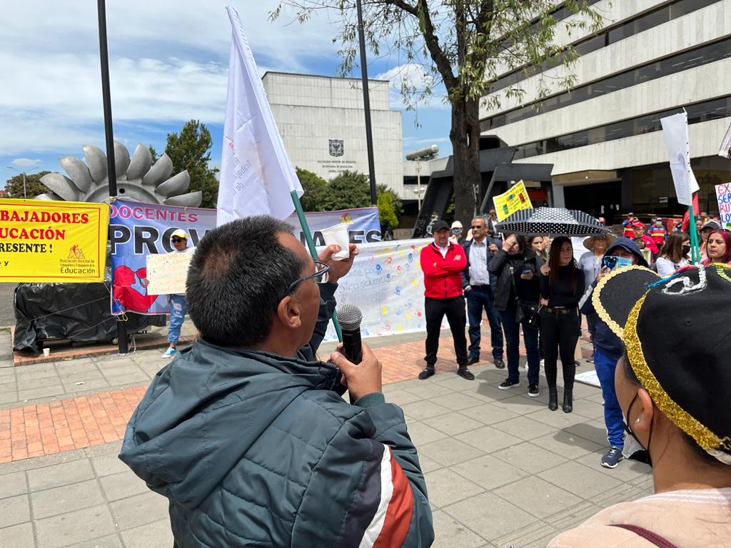 La protesta se realizó en la sede de la Secretaria de Educación de Bogotá.