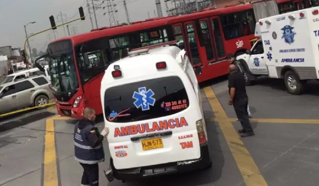 Ambulancia en el carril de TransMilenio
