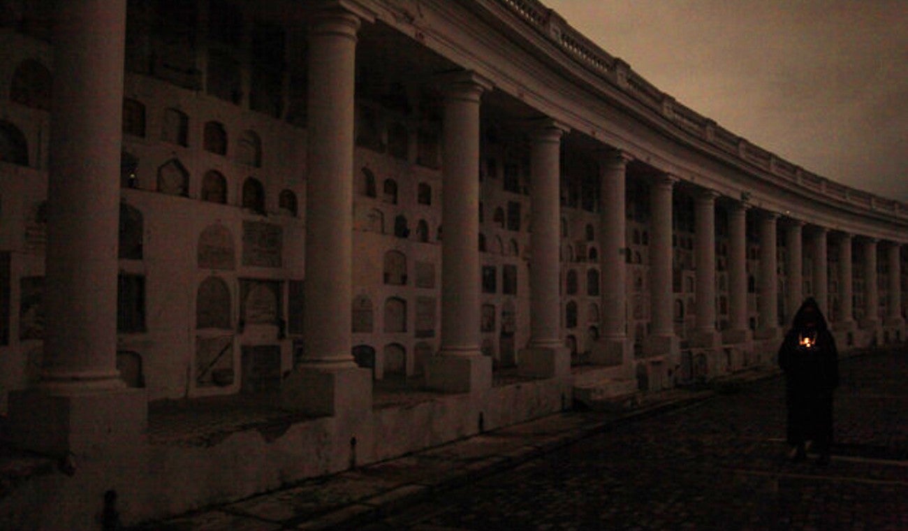 Cementerio Central de Bogotá de noche