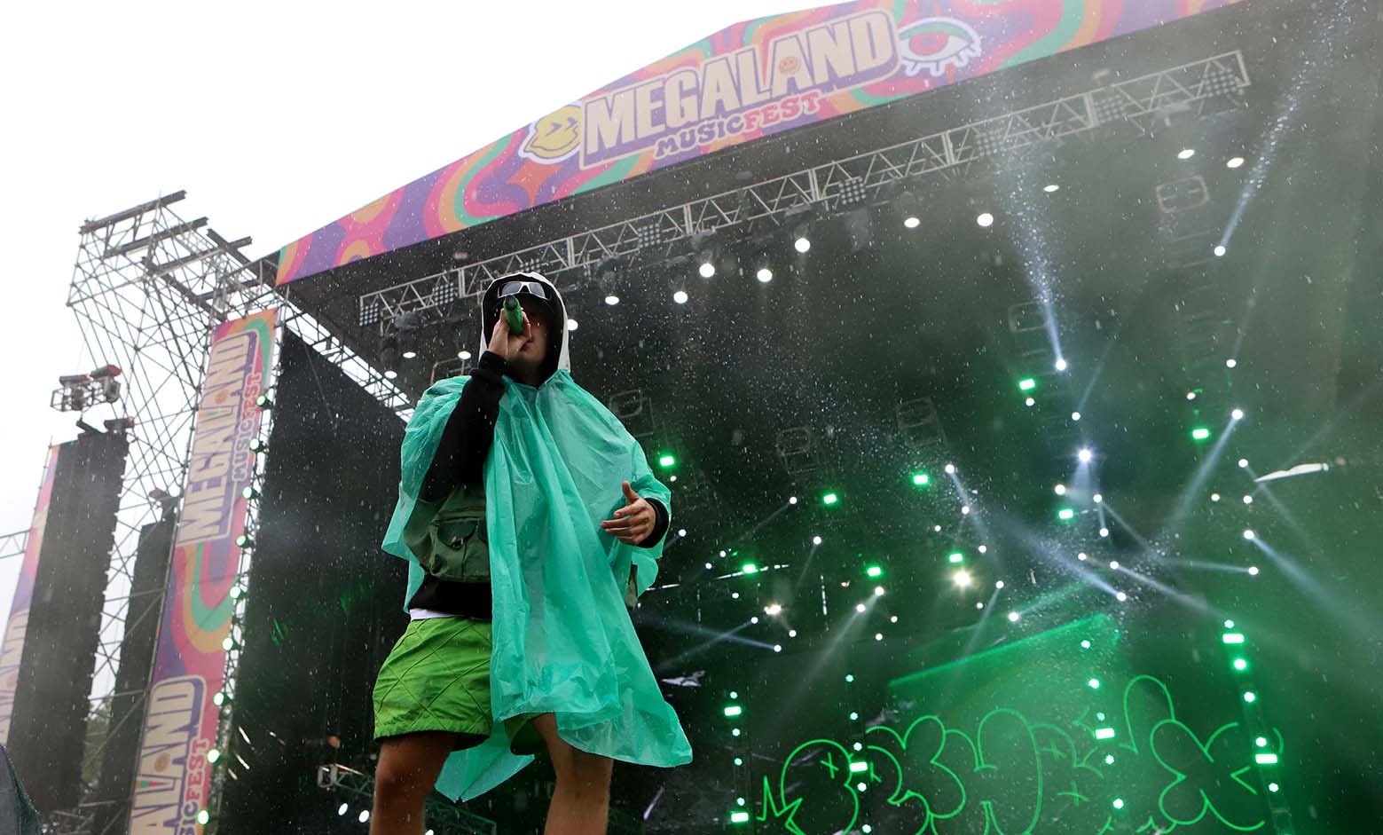 Feid en medio de la lluvia en el Megaland