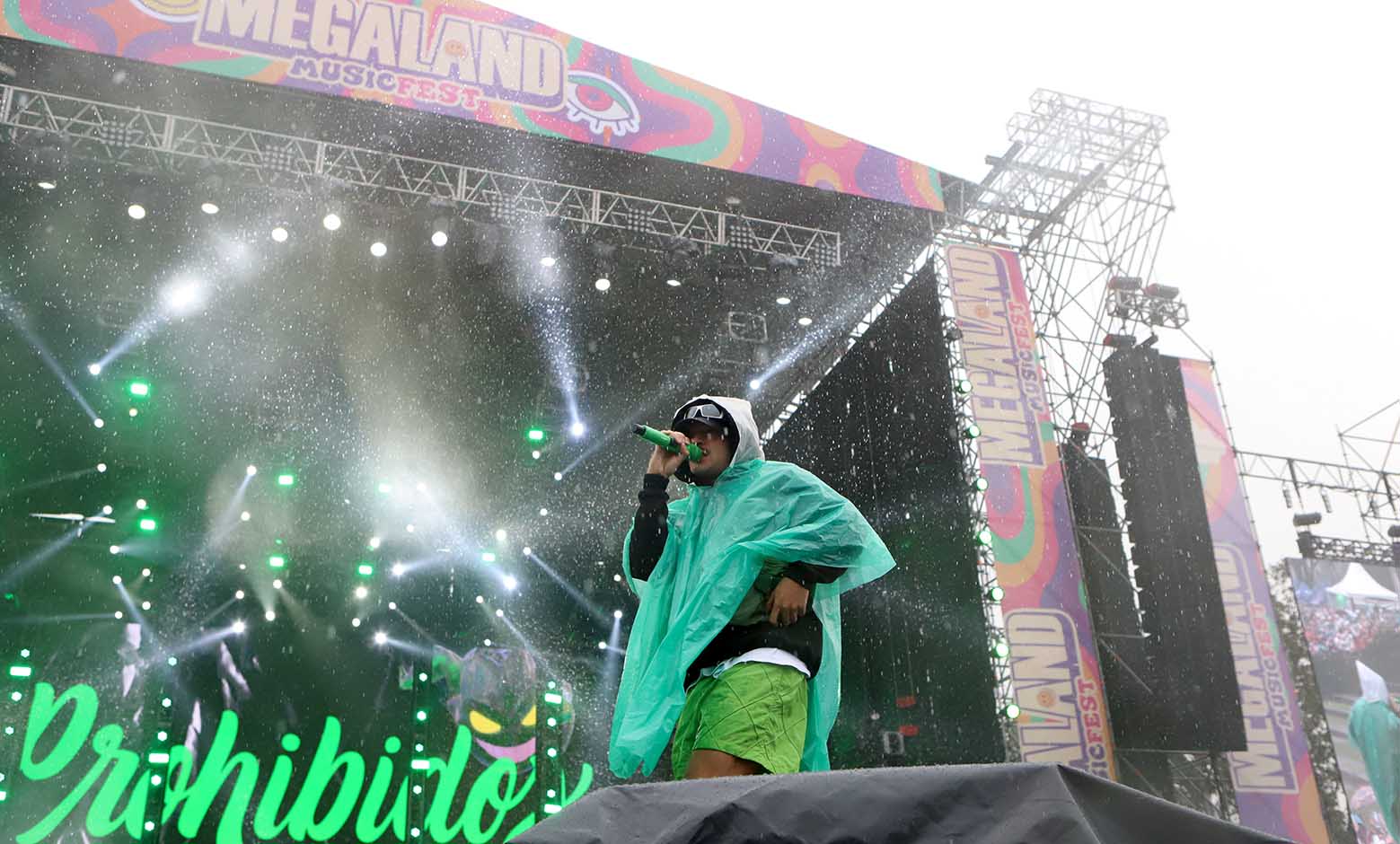 Feid en medio de la lluvia en el Megaland