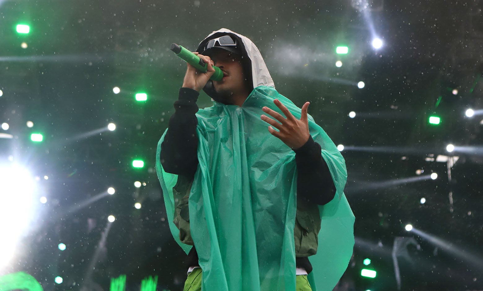 Feid en medio de la lluvia en el Megaland