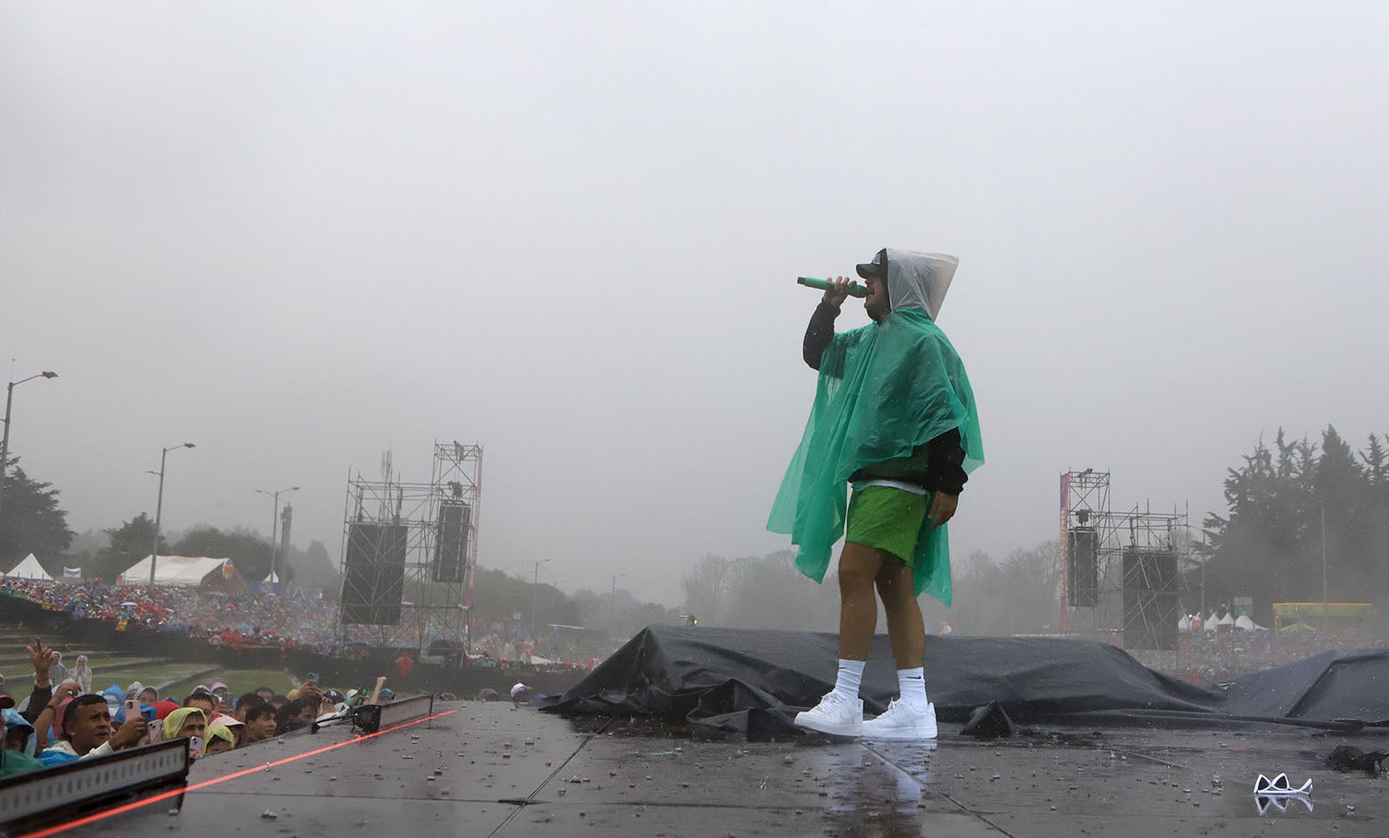 Feid en medio de la lluvia en el Megaland
