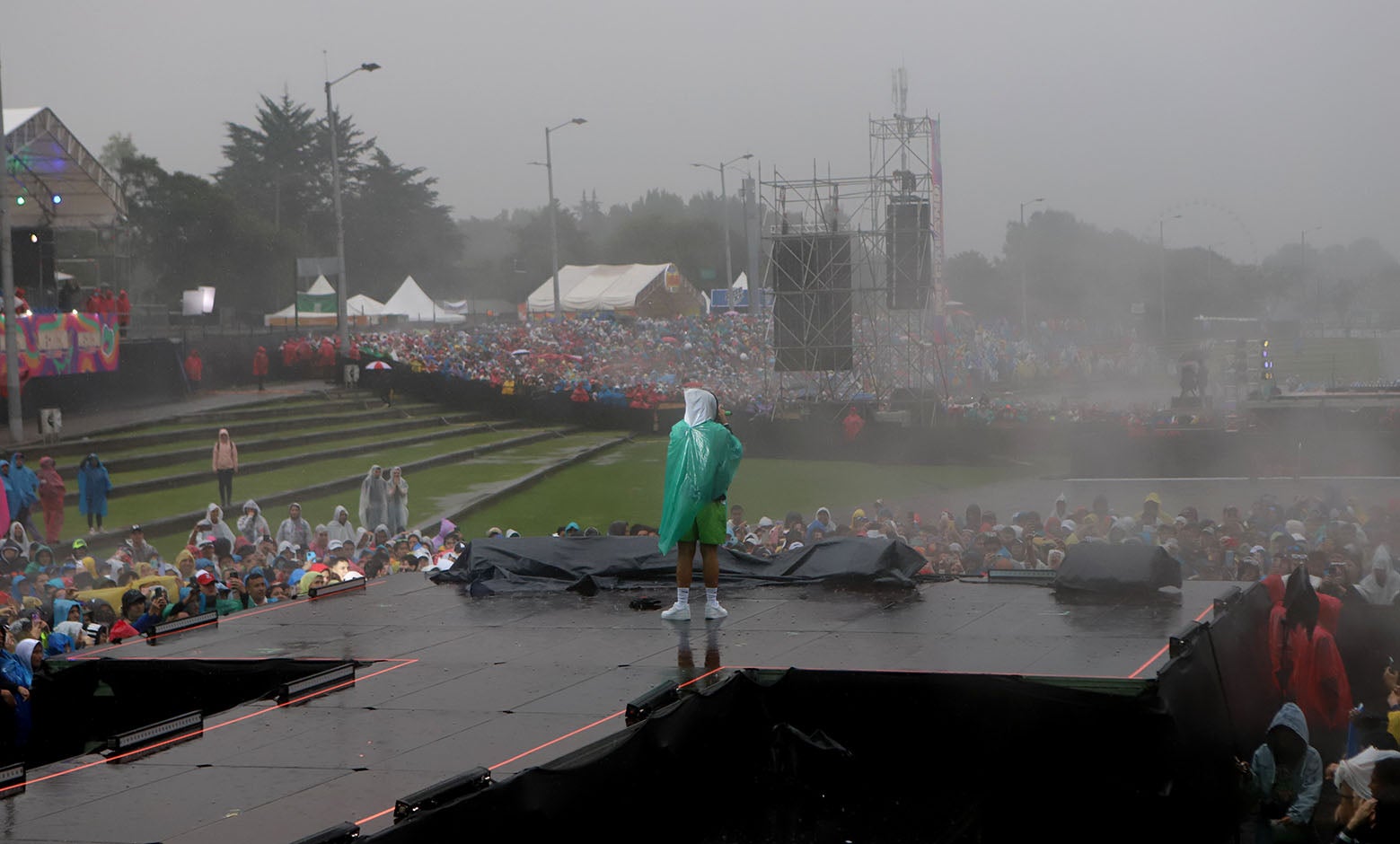 Feid en medio de la lluvia en el Megaland